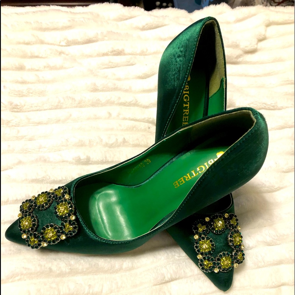 Gorgeous hunter green pumps.
